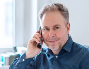 Niels Menke im Studio im Kundengespräch