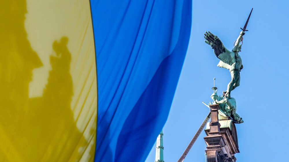 Ukraine Flagge aus Solidarität am Rathaus von Hamburg gehisst