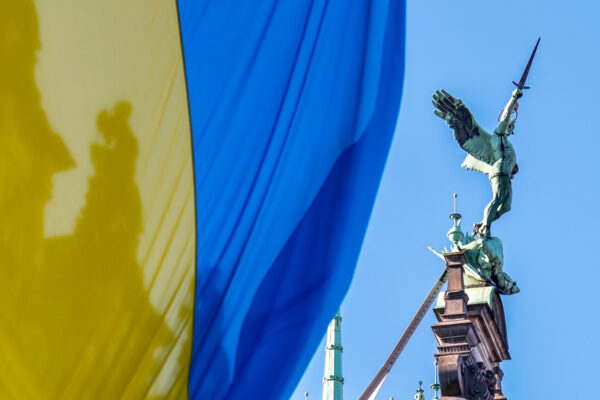 Ukraine Flagge aus Solidarität am Rathaus von Hamburg gehisst